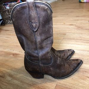 BARELY USED *ARIAT* BOOTS